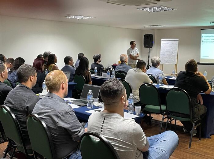 Marcello Herculano palestrando para equipe comercial